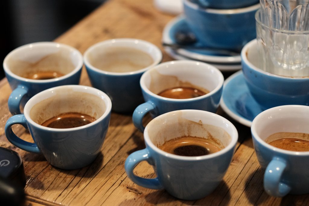 benutzte Kaffeetassen